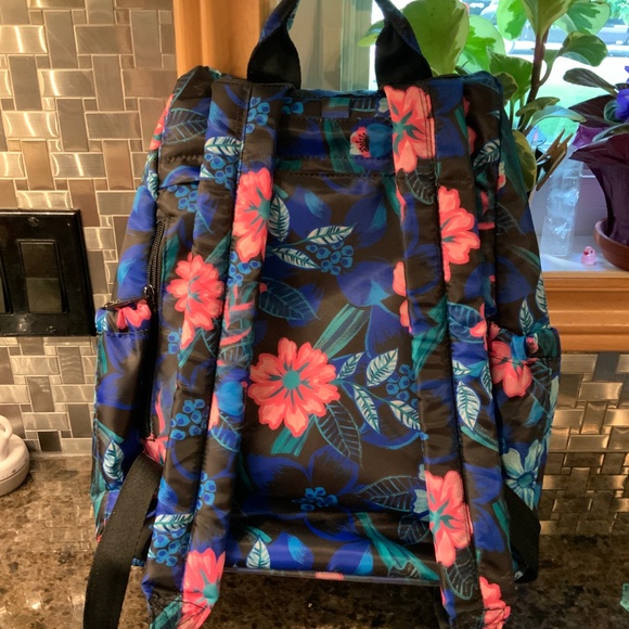 LUG - HATCHBACK - NWOT. RESORT BLACK - Picture 2 of 6